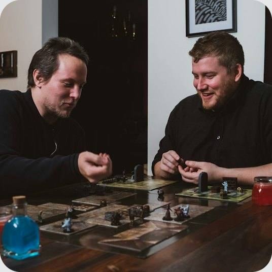 Игрок бросает кубик в тактической настолке с картами