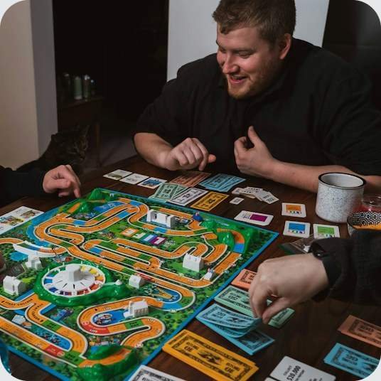 Друзья играют в проверенную временем классическую настолку